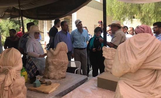 اكتشاف تماثيل أثرية في موقع الحمامات الشرقية في جرش (صور)