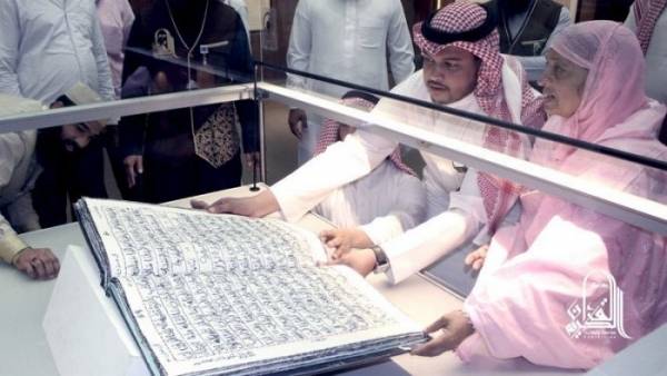 سيدة باكستانية تقدم مصحفًا طرزته يدويًا لمدة 32 عام للمدينة المنورة