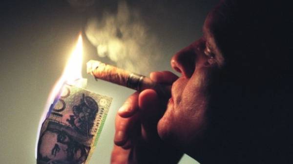 القبض على شخص أحرق نقودا أردنية لاشعال سيجارة