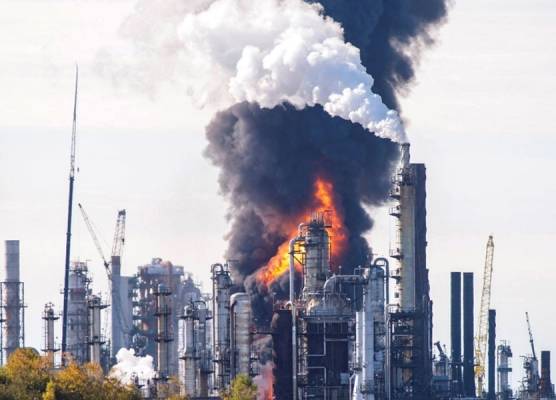 بالفيديو ..انفجار ضخم في مصفاة بترول شرقي كندا