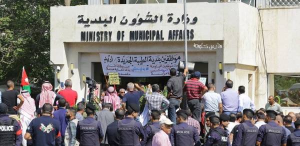 وزير البلديات يواجه عاصفة الاضراب