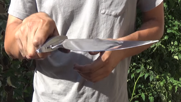 طعن جمجمته بسكين لكي يتنفس دماغه بشكل أفضل!