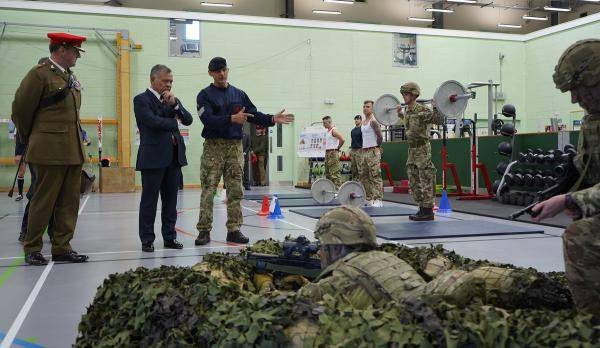 الملك يحضر برنامجا عسكريا في كتيبة لايت دراغونز البريطانية