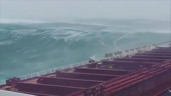 إعصار يقترب من جنوب الخليج.. وعُمان تعلق الدراسة