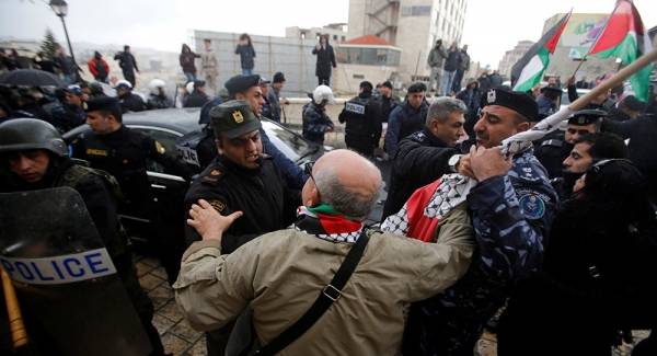 تحت تهديد السلاح... الجيش الإسرائيلي يحتجز 100 لاعب وإداري فلسطيني في استاد الخضر