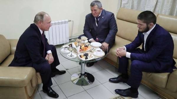 بوتين يلتقي حبيب ويهنئه بتربعه على عرش الفنون القتالية المختلطة