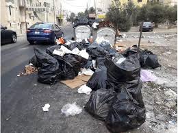 موظفو بلديات إربد والكرك يواصلون إضرابهم عن العمل