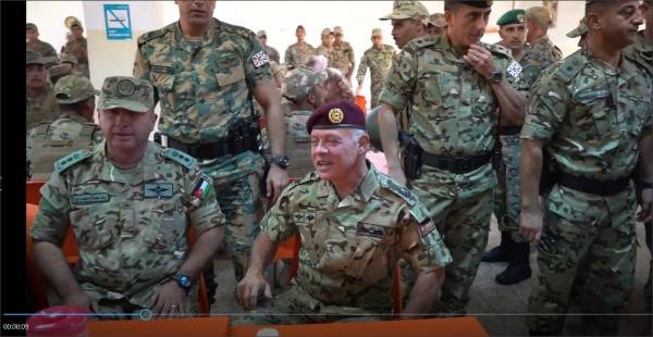 الملك يقوم بزيارة مفاجئه لقيادة لواء رد الفعل السريع ..فيديو