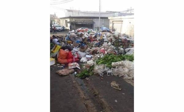 اربد: عمال الوطن يعلقون اضرابهم .. والبدء بازالة النفايات