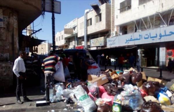 عمال بلدية الكرك يواصلون إضرابهم