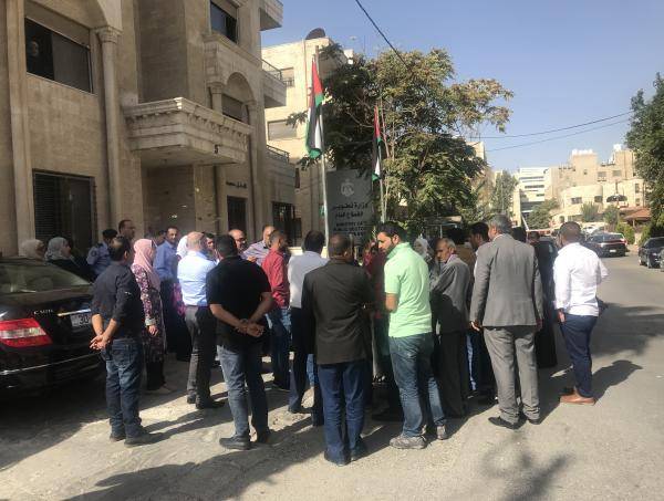 موظفو وزارة تطوير القطاع العام يعتصمون