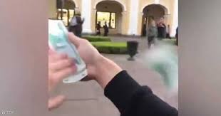 طفل روسي ينثر النقود ويتلذذ بمشاهدة المتدافعين عليها