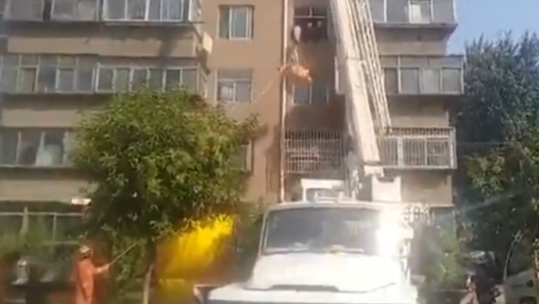 225 كغم.. استخدام رافعة بناء لإنزال رجل بدين من شقته! (فيديو)