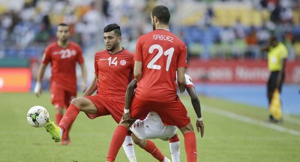 بالفيديو... لفتة إنسانية رائعة من طبيب منتخب تونس تجاه لاعب الخصم