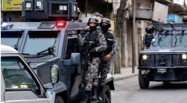 مقتل مطلوبين والقبض على 5 آخرين في مداهمة أمنية بالزرقاء