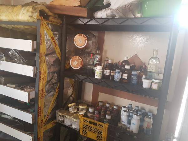 ضبط معمل لمواد التجميل يستخدم مواد كيماوية منتهية الصلاحية في عمان