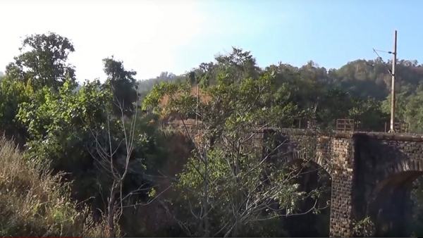 عملية هدم جسر حجري تنتهي بمصيبة! (فيديو)