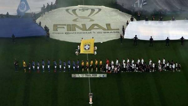 شاهد.. حكم يرتكب إثما بحق كرة القدم!