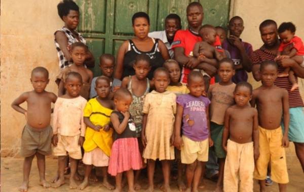 شاهدوا.. عمرها 40 عاماً ولديها 44 ابناً وابنة