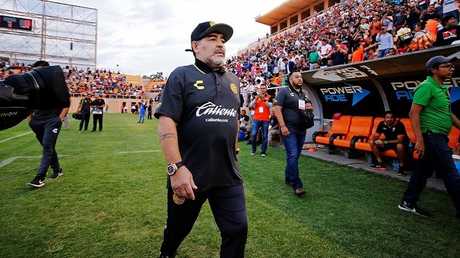 شاهد .. مارادونا يتحرك بصعوبة ويحتاج لأطراف اصطناعية!