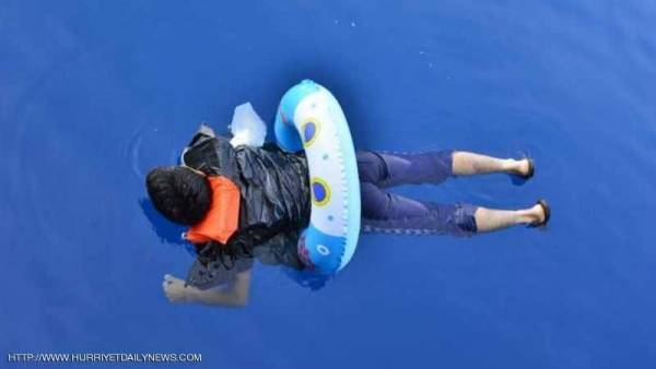 يبحر من تركيا إلى اليونان.. بعوامة أطفال