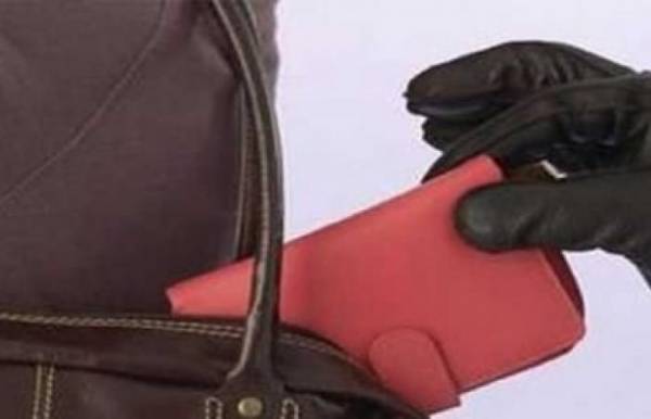 البحث الجنائي يلقي  القبض على سيدة تستغل عيادات مستشفى بإربد لسرقة الحقائب النسائية