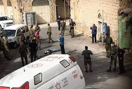 استشهاد فلسطيني بعد طعنه جنديا إسرائيليا في الخليل