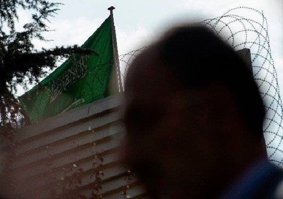 سي إن إن تنشر مقاطع لأحد المشتبه بهم ال15 يرتدي ملابس خاشقجي ويخرج من الباب الخلفي للقنصلية