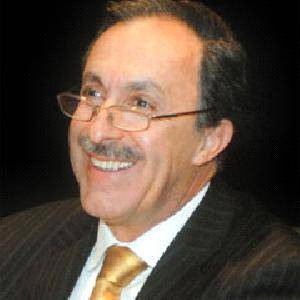 الرئيس.. على رأسهم!