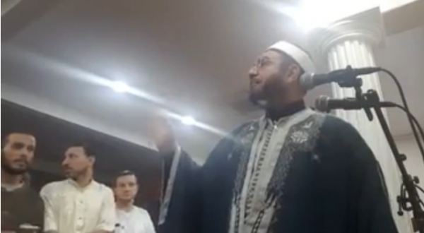 بالفيديو .. أول صلاة غائب على خاشقجي .. وهذا ما طلبه الامام من المصلين قبل الصلاة