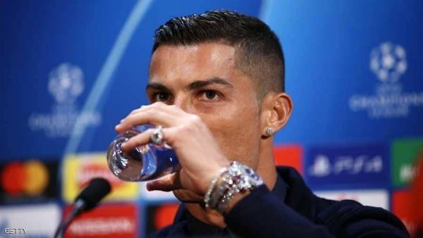 بالصور.. رونالدو يلفت الأنظار بـساعة المليون ونصف دولار