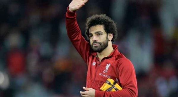 صلاح يحصل على هدية خاصة من مشجعة بعد الإنجاز