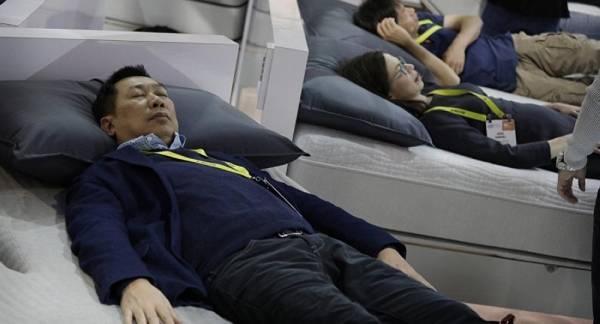 شركة تدفع لموظفيها من أجل النوم