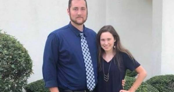 تعرف على قصة العشرينية التي رمتها والدتها وهي رضيعة في سلة المهملات .. تفاصيل