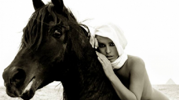 عارضة بلاي بوي أمريكية تتعرى بالكامل داخل مسجد في تركيا (صور)