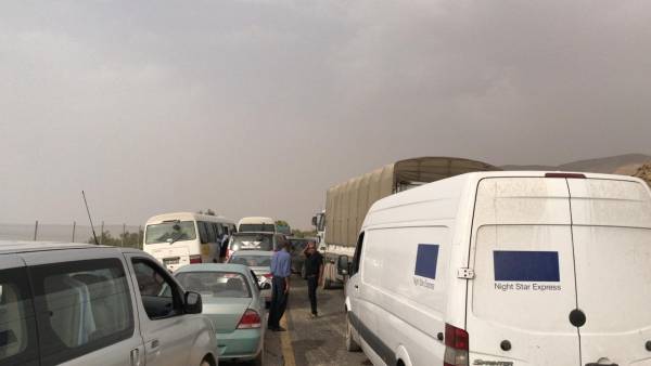 بالصور...الأمن يغلق طريق البحر الميت بالكامل ويجري تحويلات بسببب الانهيارات