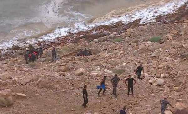 شاهد بالفيديو ... عملية انقاذ طفل عالق في سيول البحر الميت