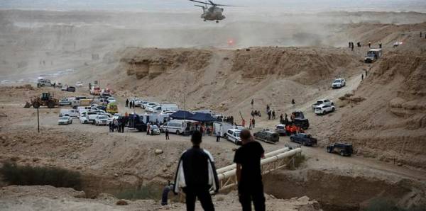 شاهد بالفيديو.. لحظة انقاذ طفلتين من الموت بسيول البحر الميت