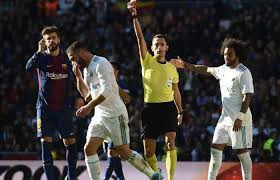 حكم الكلاسيكو.. وجه السعد لبرشلونة