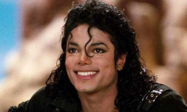 عرض سترة شهيرة لملك البوب الراحل مايكل جاكسون للبيع في مزاد (صورة)