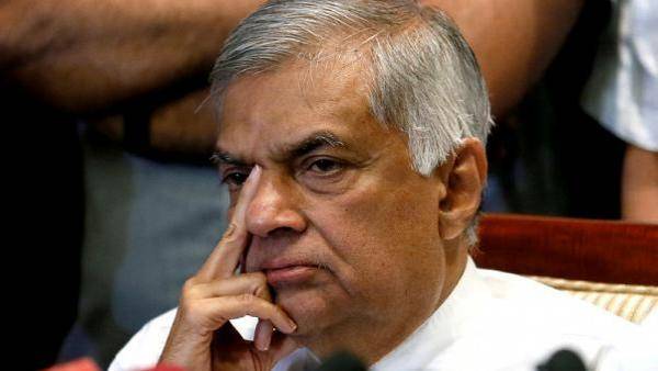 رئيس سريلانكا يعطل البرلمان بعد عزل رئيس الوزراء مع احتدام خلاف سياسي