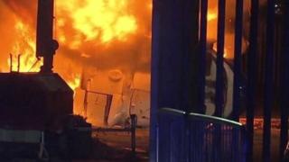 قلق على مصير مالك ليستر بعد تحطم مروحيته قرب ملعب النادي الإنكليزي