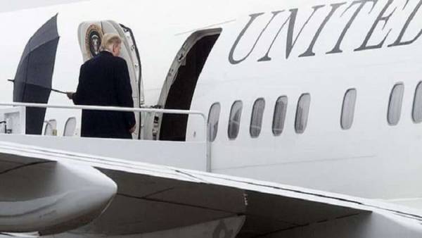 بالفيديو.. ترامب يفشل في إغلاق مظلته ويثير زوبعة من التهكم