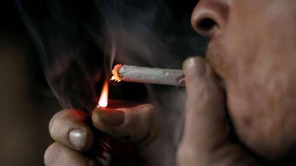 دراسة: قلة من يعرفون أن السجائر تتضمن كمية من السكر