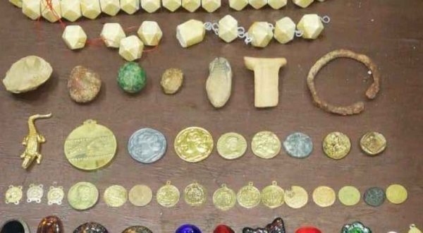 القبض على 3 أشخاص بحوزتهم قطع وعملات يعتقد أنها أثرية