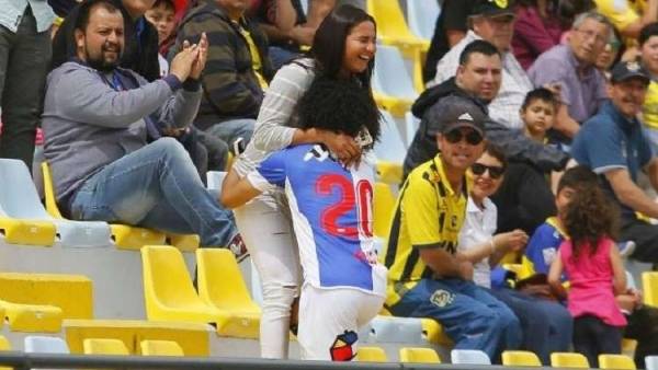 لاعب سجل هدفا فتقدم لخطبة صديقته.. والنهاية دراماتيكية (فيديو)