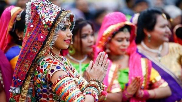 ملياردير هندي يوزع مئات السيارات على موظفيه!