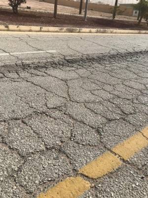 رسالة الى الوزير العموش..مدخل العقبة مهترء وبحاجة الى صيانة (صور)