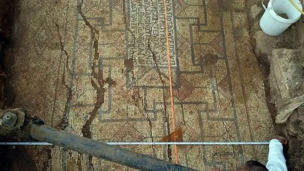 مواطن سوري يعثر في حديقة منزله على تحفة أثرية تعود للقرن الخامس الميلادي