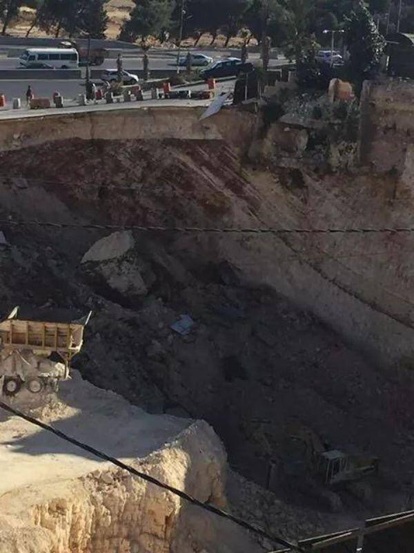 انهيار شارع في طريق المطار بسبب اعمال انشاء مول